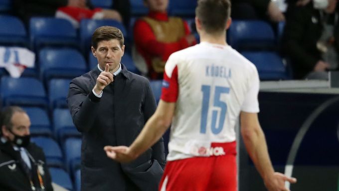 Steven Gerrard, kouč Rangers, gestikuluje směrem k Ondřeji Kúdelovi