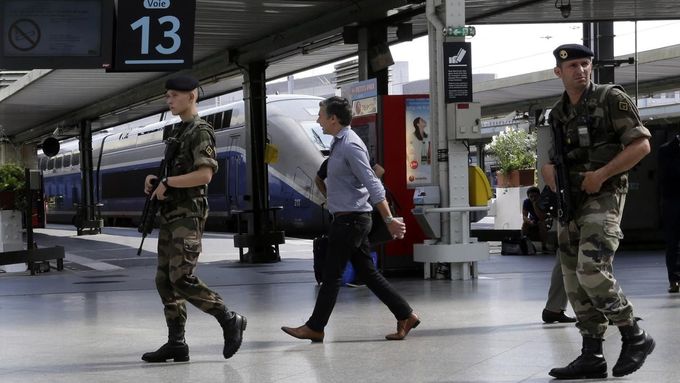 Francouzští vojáci hlídkují na nádraží Gare du Lyon v Paříži.