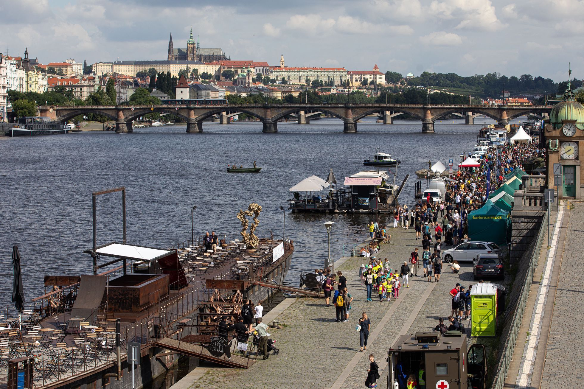 Armáda na Náplavce v Praze, 30 let výročí, vojáci, cvičení, děti, Náplavka