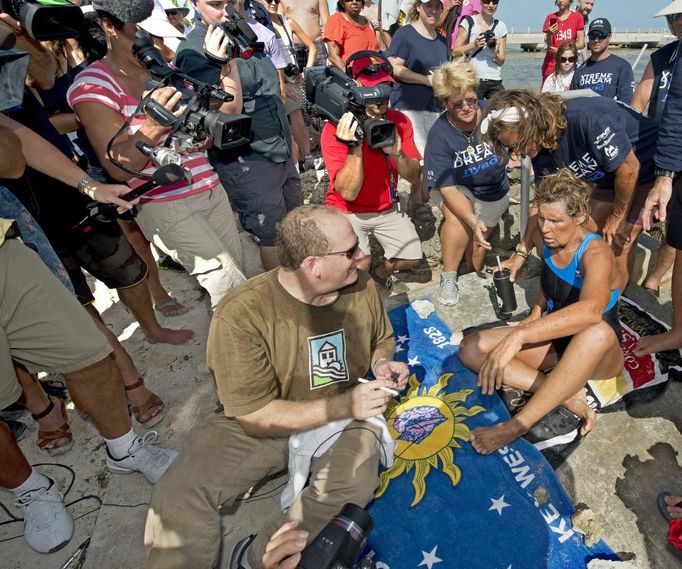 Endurance swimmer Diana Nyad (R) answers reporters' questions after arriving in Key West, Florida in this August 21, 2012 handout photo. Nyad failed in a fourth attempt to complete a swim across the Florida Straits from Cuba to the Florida Keys. REUTERS/Andy Newman/Florida Keys News Bureau/Handout (UNITED STATES - Tags: PROFILE SPORT SOCIETY) THIS IMAGE HAS BEEN SUPPLIED BY A THIRD PARTY. IT IS DISTRIBUTED, EXACTLY AS RECEIVED BY REUTERS, AS A SERVICE TO CLIENTS. FOR EDITORIAL USE ONLY. NOT FOR SALE FOR MARKETING OR ADVERTISING CAMPAIGNS