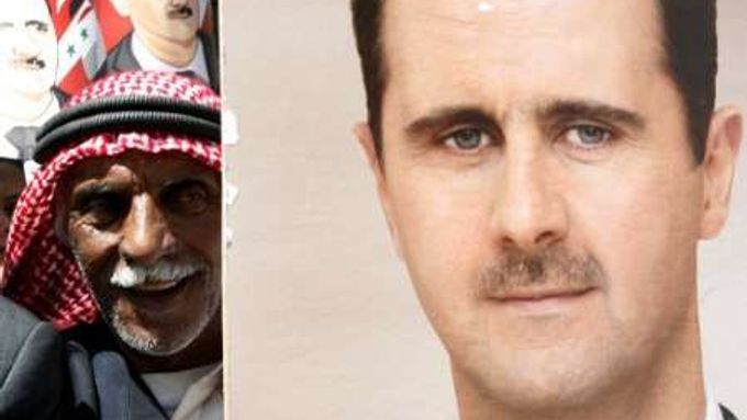 Syrský volič s podobiznou prezidenta Bašára Asada