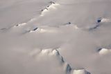 Pohled na ledovou pokrývku Grónska z letadla, jak ji v polovině května letošního roku zaznamenal fotograf Bob Strong