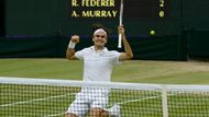 Začněme vítěznou radostí. Takto slavil Roger Federer svůj sedmý wimbledonský triumf.