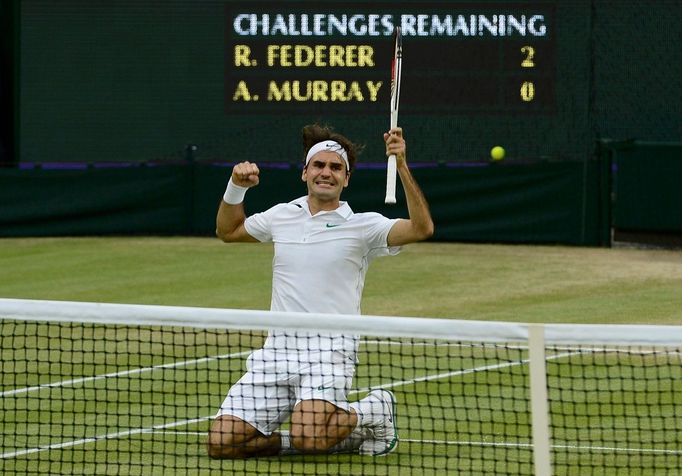 Švýcarský tenista Roger Federer se raduje z vítězství v utkání s Britem Andym Murraym ve finále Wimbledonu 2012.