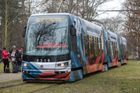 Ulicemi Prahy od čtvrtka 26. ledna jezdí tramvaj vyzdobená národními barvami.