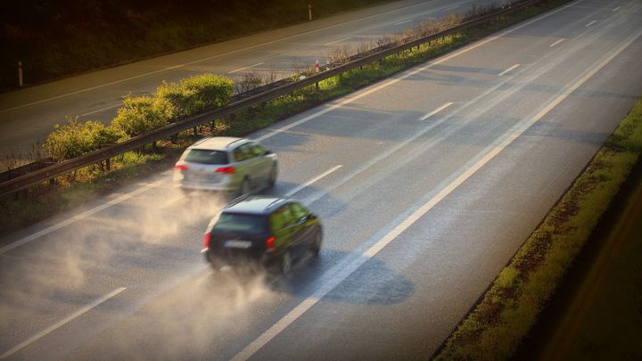 Řidič hodil po pomalém autě lahev vody. Soud řeší, zda šlo o nebezpečné pirátství