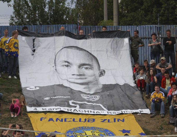 v utkání Slavoj Houslice - Rachna Team během benefice na počest Karla Rachůnka.