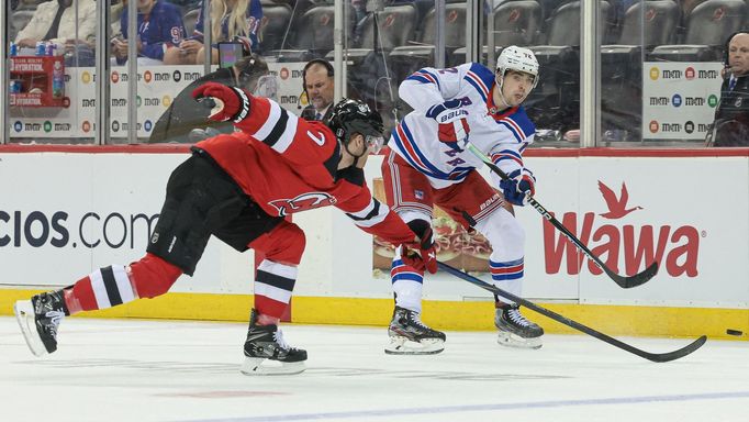 Útočník New York Rangers Filip Chytil trefuje v úvodním utkání 1. kola play off NHL prázdnou branku New Jersey a pečetí vítězství 5:1