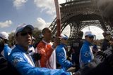 Francouzský atlet Stephane Diagana běží s nejsledovanější pochodní světa.