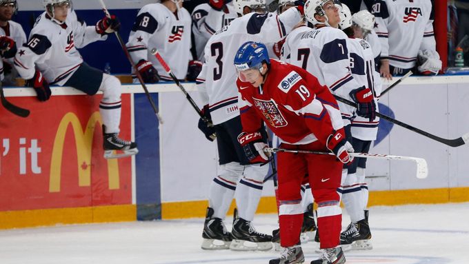 Čeští hokejisté utrpěli ve čtvrtfinále MS juniorů debakl 0:7. Podívejte se, jak k tomu došlo.