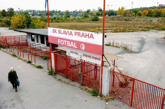 Areál bývalého stadionu fotbalové Slavie Praha na snímku z 18. října roku 2004.