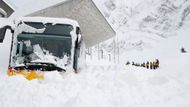 Od pondělí se podle meteorologů navíc znovu ochladí a mohl by napadnout místy až metr nového sněhu, což situaci dále zhorší. Předpovědi počítají také se silným nárazovým větrem, který může způsobovat závěje a pád stromů.