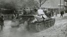 Praha-Pankrác, 7. května 1945. Sovětský tank T-34/76 ve službách ROA vyráží  do útoku proti jednotkám SS. Už za dva dny je měly vystřídat ty s rudoarmějci.