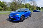 Nicméně technických změn je skutečně hodně, auto se chová mnohem sportovněji než R5, podvozek přesto není úplně přehnaně tvrdý, takže i Alpine půjde používat jako elektromobil "na každý den".