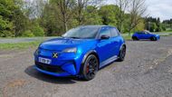 Nicméně technických změn je skutečně hodně, auto se chová mnohem sportovněji než R5, podvozek přesto není úplně přehnaně tvrdý, takže i Alpine půjde používat jako elektromobil "na každý den".