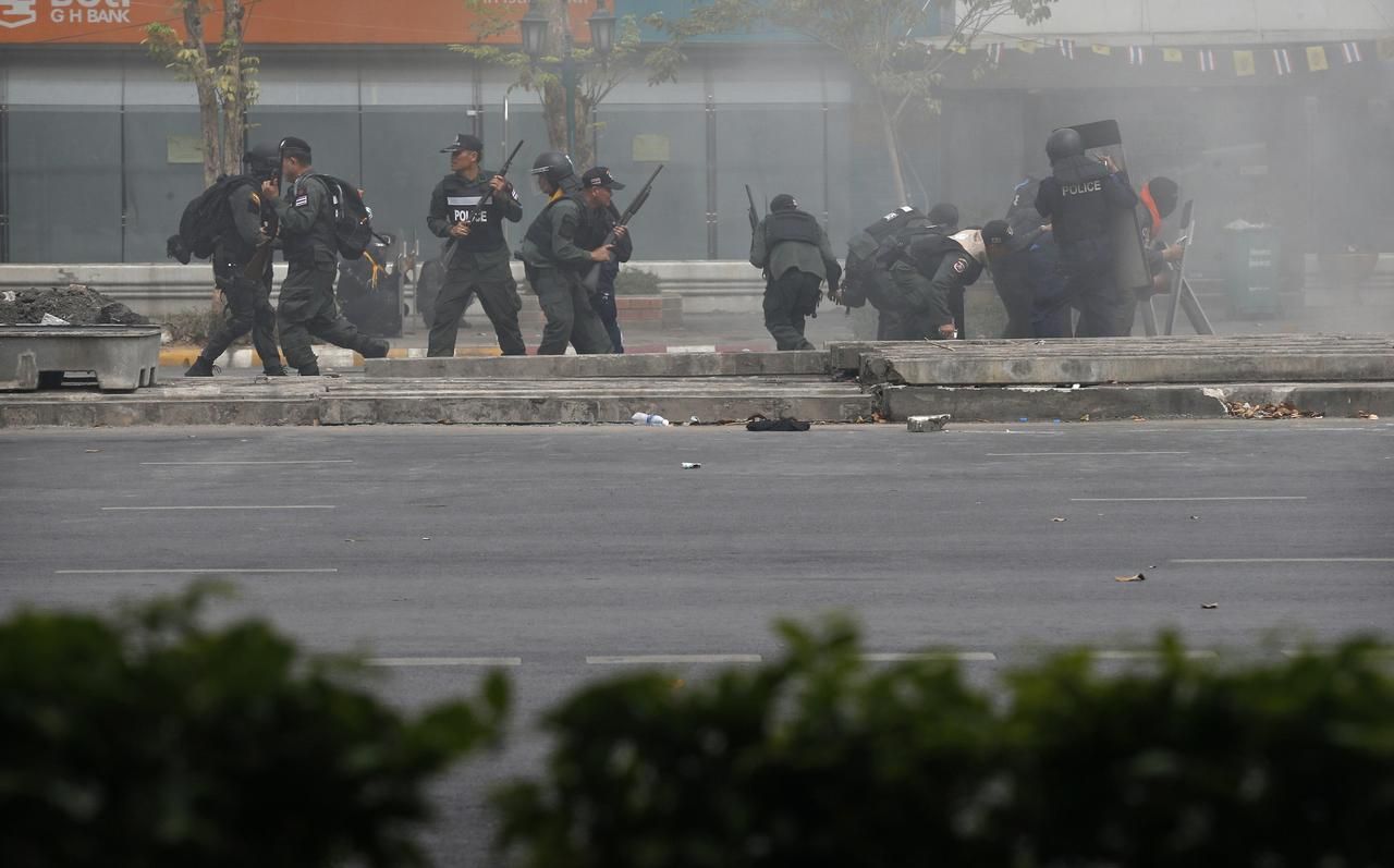 Thajsko - Bangkok - demonstrace - policie - těžkooděnci