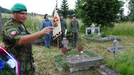 Pocta dvěma neznámým Čechům v Miklušovicích. Zleva tajemník Československé obce legionářské (ČSOL) Milan Mojžíš.