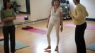 Yoga instructor Tao Porchon-Lynch leads a class in Hartsdale, New York, May 14, 2012. At 93 years old, Porchon-Lynch was named the world's oldest yoga teacher by Guinness World Records. REUTERS/Keith Bedford (UNITED STATES - Tags: SOCIETY) Published: Kvě. 14, 2012, 10:39 odp.