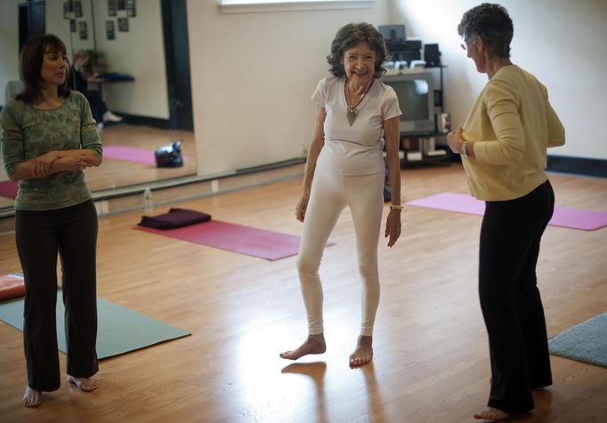 Yoga instructor Tao Porchon-Lynch leads a class in Hartsdale, New York, May 14, 2012. At 93 years old, Porchon-Lynch was named the world's oldest yoga teacher by Guinness World Records. REUTERS/Keith Bedford (UNITED STATES - Tags: SOCIETY) Published: Kvě. 14, 2012, 10:39 odp.