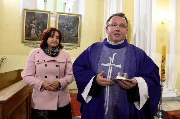 V kostele sv. Maří Magdalény v Dětmarovicích na Karvinsku absolvovala  Taťána Čempelová obřad bezprostřední přípravy na křest. Vpravo farář Marcel Puvák.