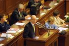 Pro Bohuslava Sobotku je to rutina. Popáté žádá poslance aby svrhli premiéra i s jeho ministry.