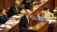 Pro Bohuslava Sobotku je to rutina. Popáté žádá poslance aby svrhli premiéra i s jeho ministry.