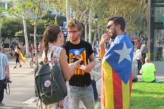 Madrid chce v Katalánsku ovládnout policii, média i rozpočet. Lidé na protest vybírají z bank peníze