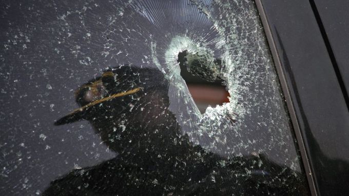 Prostřelené okno vozu, který řídil saúdský diplomat.