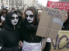 Studenti dvou třetin z 84 francouzských univerzit protestují. Mezi nimi i ti z pařížské Jussieu. Přidávají se k nim i studenti lycejí