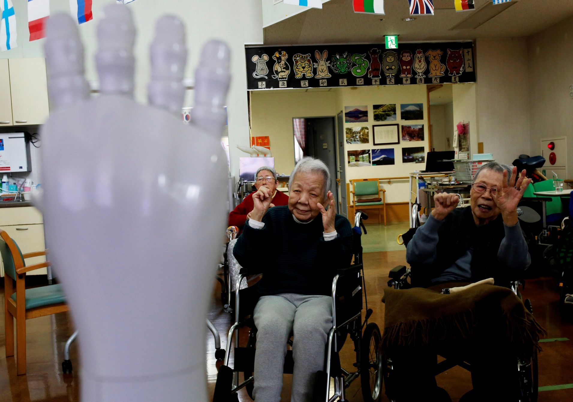 Japonsko, roboti pomáhají v péči o staré lidi