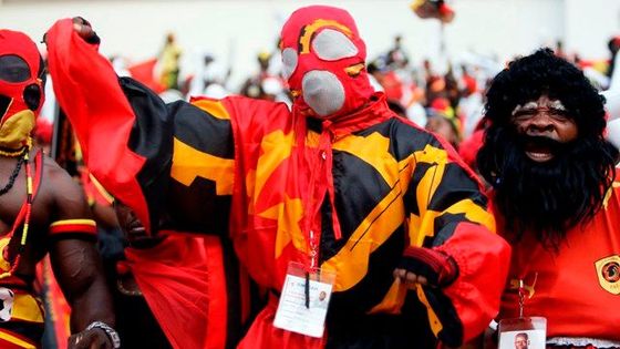 Šílenství fandů, fotbalový zázrak a samopaly na stadionu. Africký šampionát začal