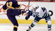 Alexandre Bolduc z Vancouveru rozdal Williemu Mitchellovi, hráči Kings.