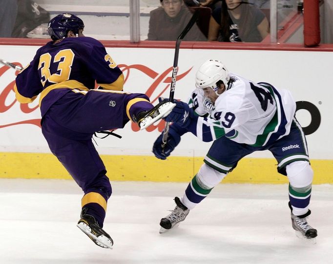 Alexandre Bolduc z Vancouveru rozdal Williemu Mitchellovi, hráči Kings.