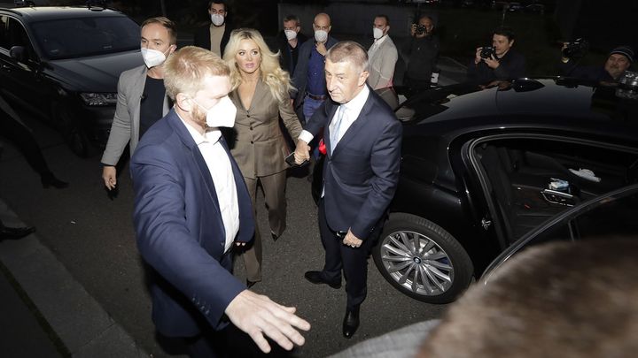 VIDEO: Andrej Babiš přichází do štábu hnutí ANO a čelí prvním otázkám novinářů; Zdroj foto: Libor Fojtík
