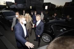 VIDEO: Andrej Babiš přichází do štábu hnutí ANO a čelí prvním otázkám novinářů