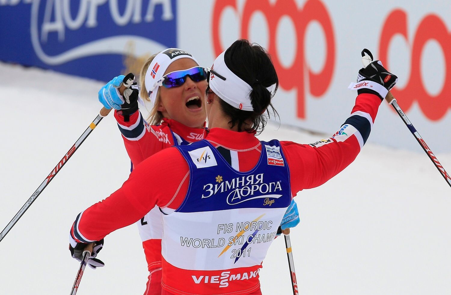 MS v klasickém lyžování 2013, skiatlon žen: Therese Johaugová (vlevo) a Marit Björgenová