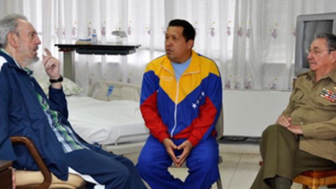 Zotavující se Chávez s Fidelem Castrem (vpravo mimo záběr ještě sedí Raúl Castro).