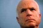 McCaina velebí kontroverzní kněží. Stejně jako Obamu