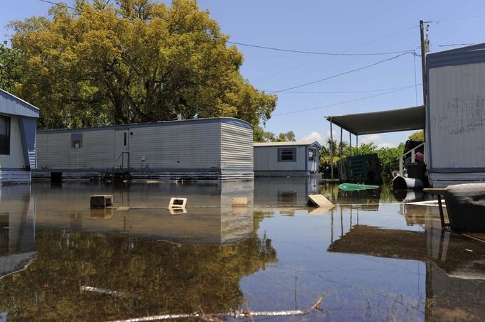 Floodwaters associated with Tropical Storm Debby begin to fall in this mobile home community in New Port Richey, Florida, June 27, 2012. Debby weakened to a tropical depression from a storm, according to the National Hurricane Center, after bringing torrential rains to an already flooded Florida.REUTERS/Brian Blanco (UNITED STATES - Tags: ENVIRONMENT DISASTER) Published: Čer. 27, 2012, 7:36 odp.