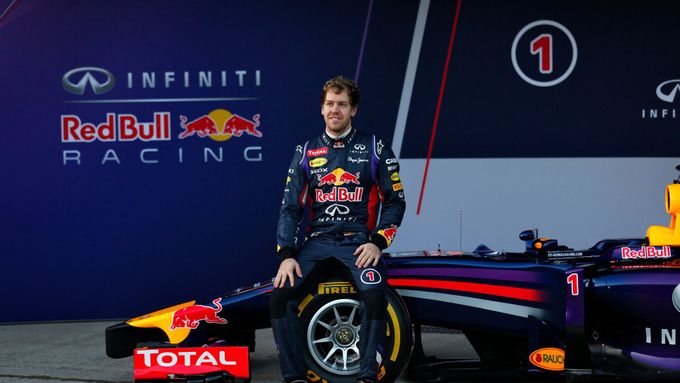 Stáj Red Bull, jejíž jezdec Sebastian Vettel bude v mistrovství světa formule 1 usilovat o pátý titul za sebou, představila na začátku prvních testů před novým ročníkem v Jerezu monopost pro tento rok