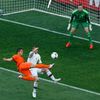 Ibrahim Affellay střílí přes Daniela Aggera v utkání Nizozemska s Dánskem v základní skupině B na Euru 2012