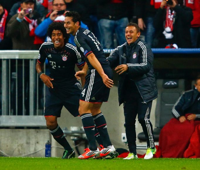 Fotbalisté Bayernu Mnichov Dante, Claudio Pizarro a Rafinha (zleva) slaví gól v utkání proti Lille v Lize mistrů 2012/13.