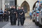 Podezřelým z vraždy dvou lidí dodávkou v Münsteru je psychicky narušený muž. Ve voze se zastřelil