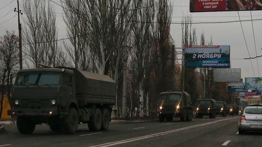 Kolona vojenských aut na silnici separatisty kontrolovaném městě Makejevka v Doněcké oblasti. (11. listopadu 2014)
