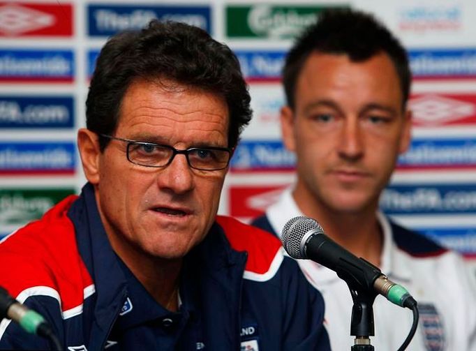 Fabio Capello a John Terry na tiskové konferenci před zápasem s Českou republikou