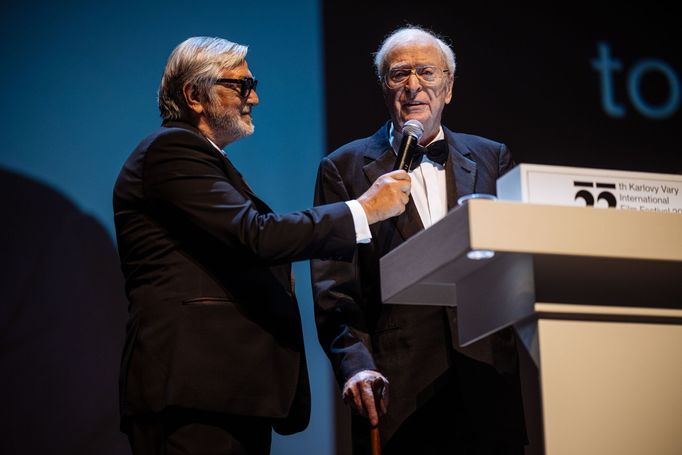 Jiří Bartoška a sir Michael Caine.