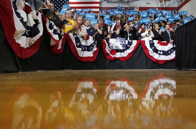 The crowd watches U.S. President Barack Obama at a campaign event at Lima Senior High School in Lima, Ohio, November 2, 2012. REUTERS/Larry Downing (UNITED STATES - Tags: POLITICS ELECTIONS USA PRESIDENTIAL ELECTION) Published: Lis. 2, 2012, 8:51 odp.