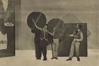 Osvobozené divadlo sehrálo na své scéně na Slupi G. Apollinaira "Prsy Thiresiovy" v režii Jindřicha Honzla, hlásal pod touto fotografií v roce 1926 list Pestrý týden.
