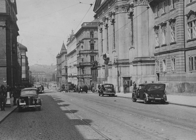Pražská Resslova ulice po boji. 18. červen 1942.