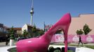 A giant shoe is pictured outside a life-size "Barbie Dreamhouse" of Mattel's Barbie dolls in Berlin, May 15, 2013. The life-sized house, covering about 1,400 square metres offers visitors to try on Barbie's clothes in her walk-in closet, tour her living room and her kitchen. REUTERS/Fabrizio Bensch (GERMANY - Tags: ENTERTAINMENT SOCIETY TPX IMAGES OF THE DAY) Published: Kvě. 15, 2013, 2:29 odp.